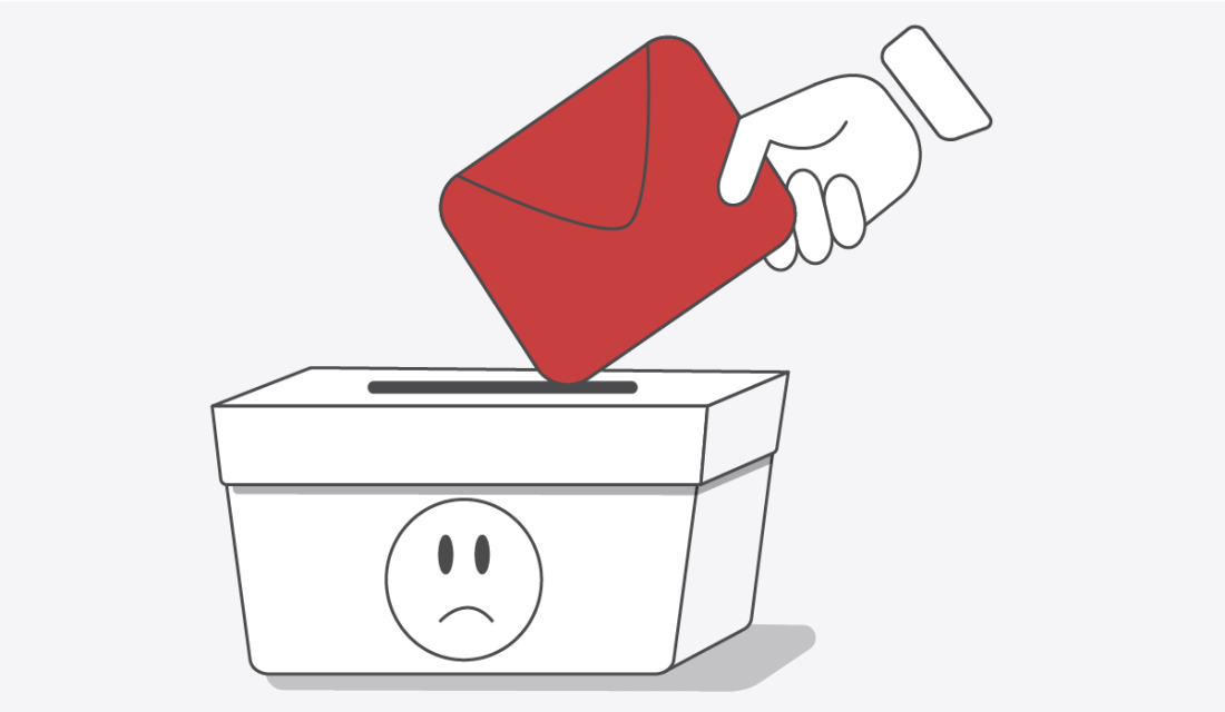 Ein Brief wird in eine Beschwerdebox geworfen