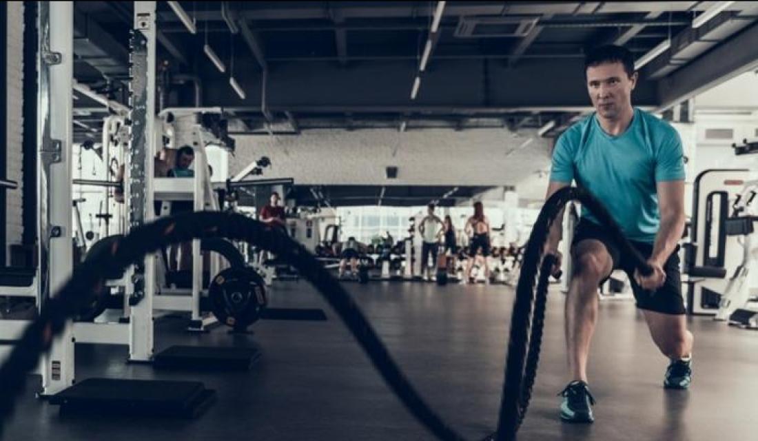 Mann trainiert im Fitnessstudio