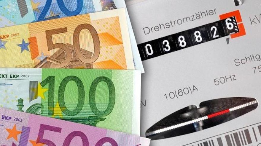 Geldscheine liegen auf einem Stromzähler