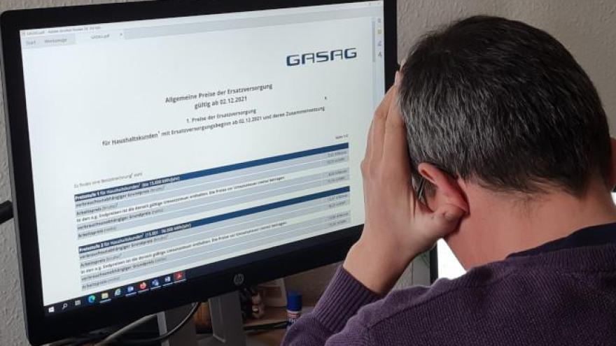 Mann blickt verzweifelt auf die Preisänderungen der Gasag