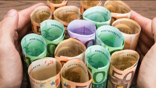 Umfrage des vzbv zu Bankgebühren, Hände umfassen Geldscheine