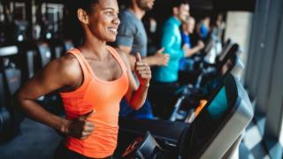 Menschen trainieren im Fitness-Studio